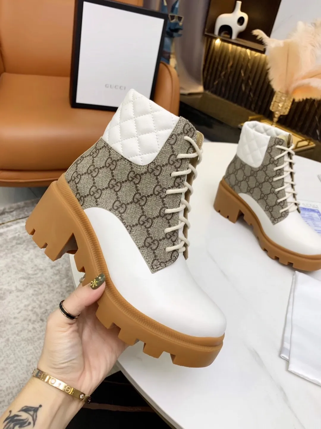 👟👟Ex-factory price 560👟👟 (Electric embroidery on the shoe collar ➕ Oil edge on the upper) The new version of Gucci GUCCI is on sale...🔥 It has a retro British style and is decorated with a LOGO cloth label on the front. Heel height: 6cm Fabric: Imported cowhide, open edge beads, lining/foot pads: upgraded cowhide 🐂 Color: black white open edge beads Code number: 34-40. 34 and 41 42 need to be customized Packaging: Comes with card and cloth bag.